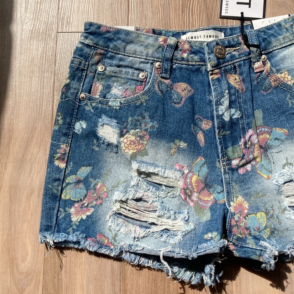 Almost Famous distressed Mom jean short raw hem butterfly floral size 3 - Picture 8 of 17